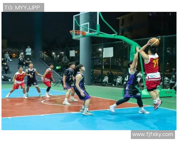 足球明星挑战极限技艺一脚射进篮球篮筐引发全场惊叹